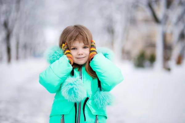 Прекрасный Портрет Маленького Ребенка Наслаждающегося Зимним Днем — стоковое фото