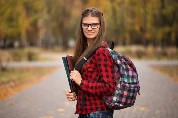 公園でバックパックを持つ学生 美しい学生の女の子をクローズ アップ ライフ スタイルのコンセプト — ストック写真