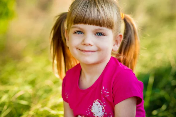 Portrait Little Girl Urban Setting Smiles Camera — Stock Photo, Image