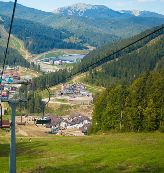 Emtpy Felvonó Ski Resort Hegyek Dombok Nyáron Zöld Fák — Stock Fotó
