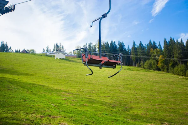 Emtpy Felvonó Ski Resort Hegyek Dombok Nyáron Zöld Fák — Stock Fotó