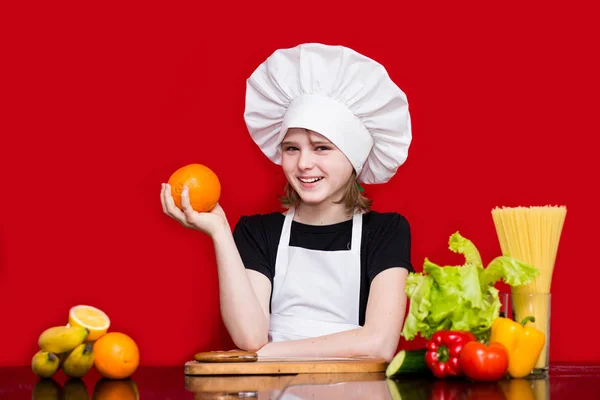 Niña Feliz Uniforme Chef Corta Fruta Cocina Chef Niños Concepto — Foto de Stock