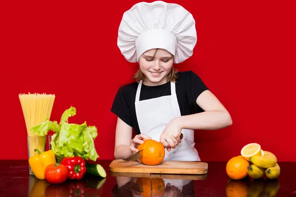 Niña Feliz Uniforme Chef Corta Fruta Cocina Chef Niños Concepto — Foto de Stock