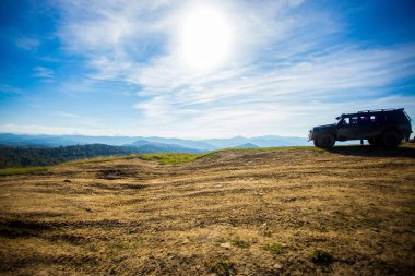 Güzel manzara mavi gökyüzü ile yaz dağların. Sonbahar dağ köyü manzara