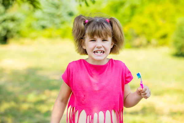 Счастливая Маленькая Девочка Чистит Зубы Гигиена Зубов Концепция — стоковое фото