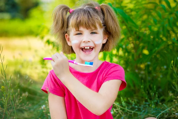 Ευτυχισμένη Κοριτσάκι Βουρτσίζετε Δόντια Της Στοματική Υγιεινή Έννοια — Φωτογραφία Αρχείου