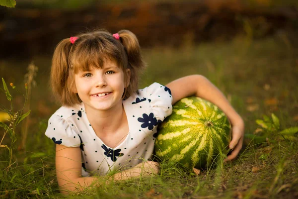 Gelukkig Kind Meisje Liggen Gras Knuffel Van Zeer Grote Watermeloen — Stockfoto