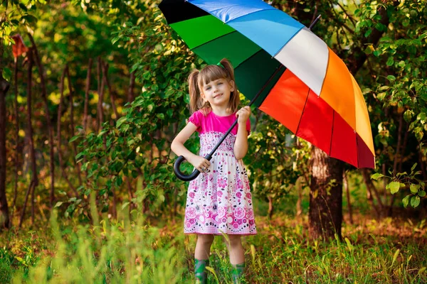 Boldog Gyermek Lány Séta Többszínű Esernyő Alá Őszi Eső — Stock Fotó