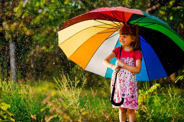Gadis Kecil Yang Bahagia Berjalan Dengan Payung Berwarna Warni Bawah — Stok Foto