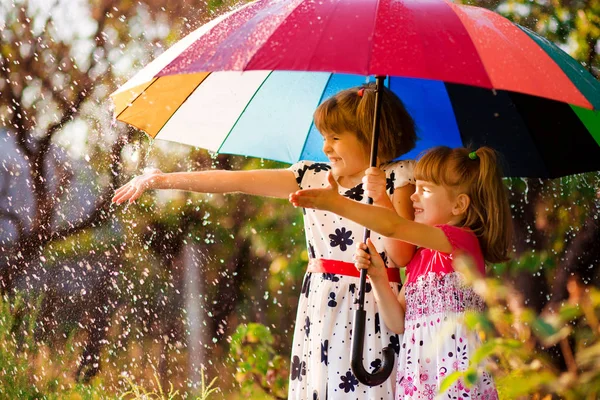 Bambini Con Ombrellone Colorato Che Giocano Sotto Pioggia Autunnale Bambine — Foto Stock