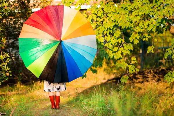 Menina Feliz Passeio Com Guarda Chuva Multicolorido Sob Chuva Outono — Fotografia de Stock