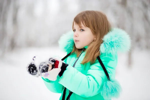 Милая Маленькая Девочка Протягивает Руку Поймать Падающие Снежинки Первый Снег — стоковое фото