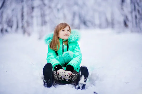 Забавная Маленькая Девочка Развлекается Красивом Зимнем Парке Время Снегопада — стоковое фото
