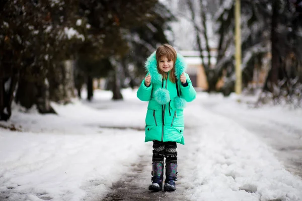 Bellissimo Ritratto Del Bambino Che Gode Giornata Invernale — Foto Stock