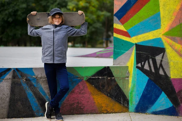 Skater Fille Sur Skatepark Déplaçant Sur Skateboard Plein Air — Photo