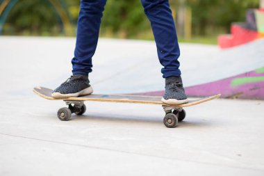Güzel yaz akşamında, Caddesi'nde Longboard kız uzun Yönetim Kurulu.