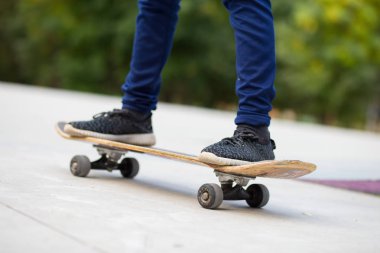 Güzel yaz akşamında, Caddesi'nde Longboard kız uzun Yönetim Kurulu.