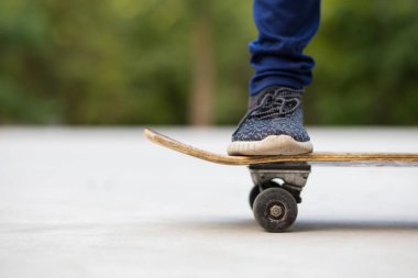 Güzel yaz akşamında, Caddesi'nde Longboard kız uzun Yönetim Kurulu.