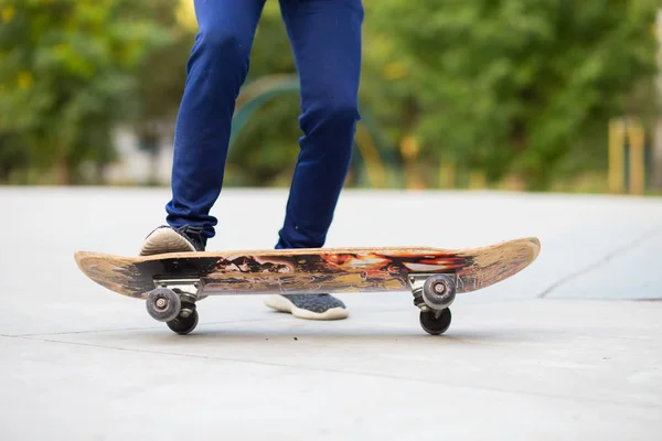 Longboard Mädchen Auf Der Straße Einem Schönen Sommerabend Langes Brett — Stockfoto