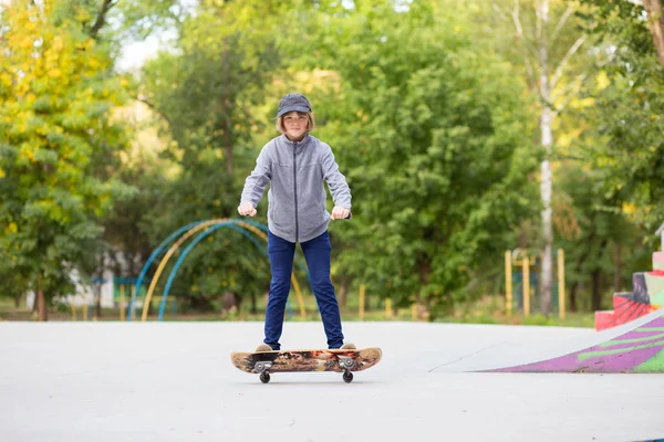 Chica Skater Skatepark Moviéndose Skateboard Aire Libre —  Fotos de Stock