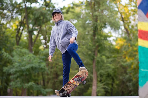 Fiatal Sportos Lány Lovaglás Longboard Parkban Életmód Koncepció — Stock Fotó