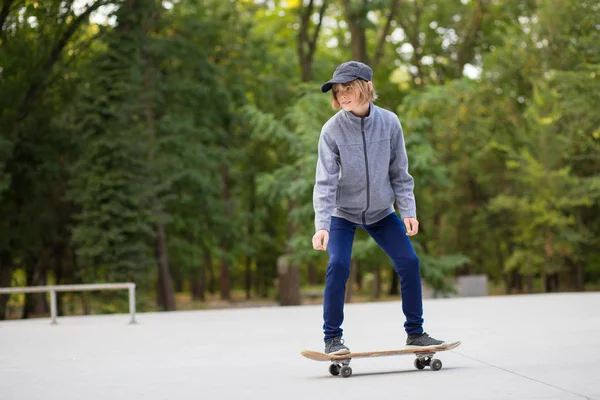 Fiatal Sportos Lány Lovaglás Longboard Parkban Életmód Koncepció — Stock Fotó