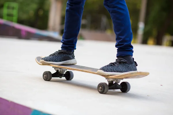 Longboard Dívku Ulici Krásný Letní Večer Dlouhé Desky — Stock fotografie