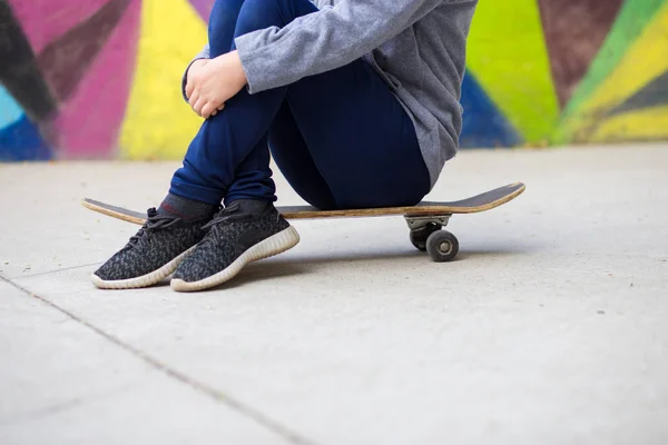 Longboard-Mädchen auf der Straße an einem schönen Sommerabend, langes Brett. Lifestylekonzept — Stockfoto