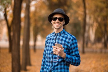 sonbaharda müzik güneş gözlüklü adam şık genç sakallı