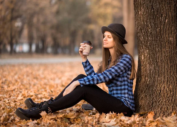 Herfst Concept Vrouw Genieten Van Afhaalmaaltijden Koffiekopje Zonnige Vallen Dag — Stockfoto