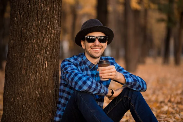 Красивый Бородатый Мужчина Бумажной Чашкой Утреннего Кофе Гуляющий Парке — стоковое фото