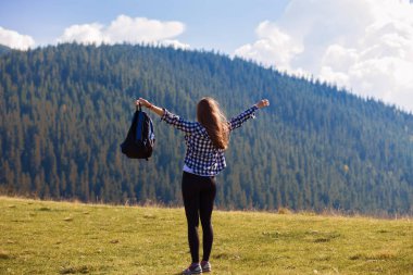 Doğa Vadisi'ne bakıyor dağlar üzerine sırt çantası ile genç kadın arkadan görünüm