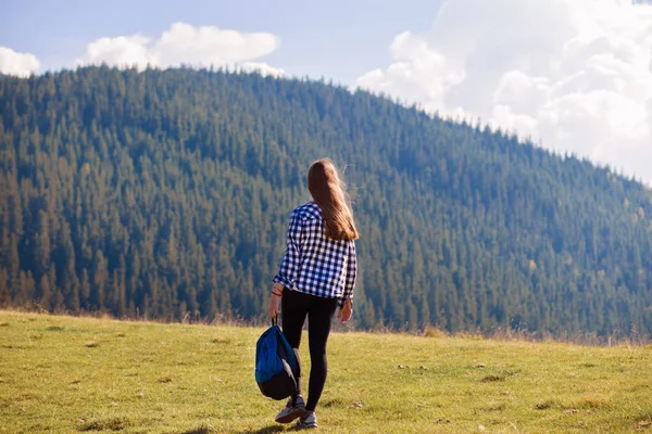 Vista Posterior Mujer Joven Con Mochila Cima Las Montañas Mirando — Foto de Stock