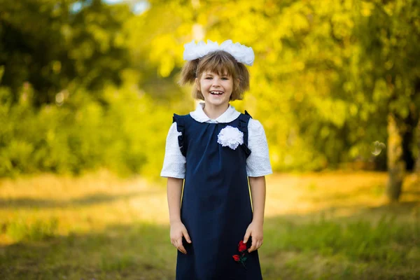 Utomhus Porträtt Glad Liten Skolflicka Skoluniform Park — Stockfoto