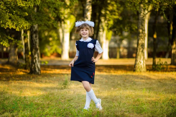 Utomhus Porträtt Glad Liten Skolflicka Skoluniform Park — Stockfoto