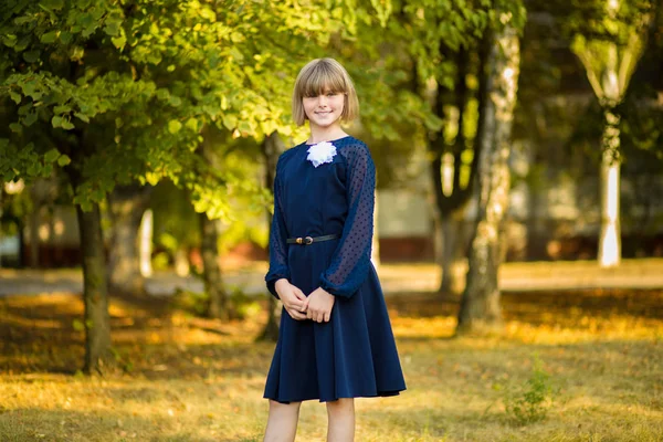 Portrait Plein Air Heureuse Petite Écolière Uniforme Scolaire Dans Parc — Photo