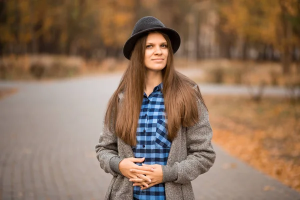 Happy Venkovní Portrét Mladé Ženy Kloboukem Dlouhými Vlasy Podzim — Stock fotografie