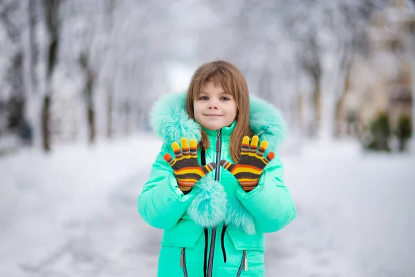 Komik Küçük Kız Kar Yağarken Güzel Kış Parkında Eğleniyor — Stok fotoğraf