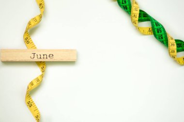 ahşap takvim beyaz arka plan üzerinde izole santimetre bant ile Haziran'da ayarla.