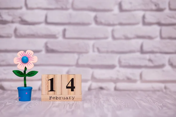 Fevereiro Dia Mês Calendário Madeira Com Flor Brinquedo Fundo Tijolo — Fotografia de Stock