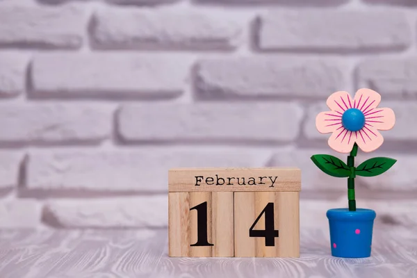 Fevereiro Dia Mês Calendário Madeira Com Flor Brinquedo Fundo Tijolo — Fotografia de Stock