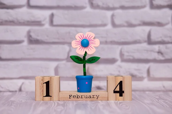 2月14日第14天的每月在木日历与玩具花在白色砖背景 情人节快乐 — 图库照片