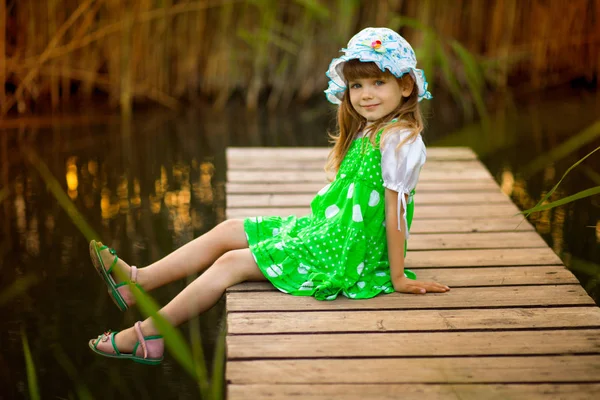 Petite Fille Assise Sur Pont Bois Travers Rivière Dans Une — Photo