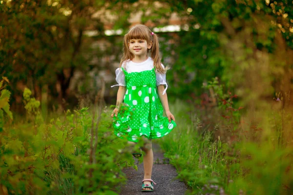 Niña Caminar Jardín Verde Soleado Día Verano — Foto de Stock