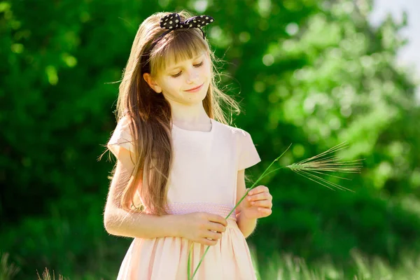 Portrait Belle Petite Fille Robe Élégante Milieu Champ Vert Été — Photo