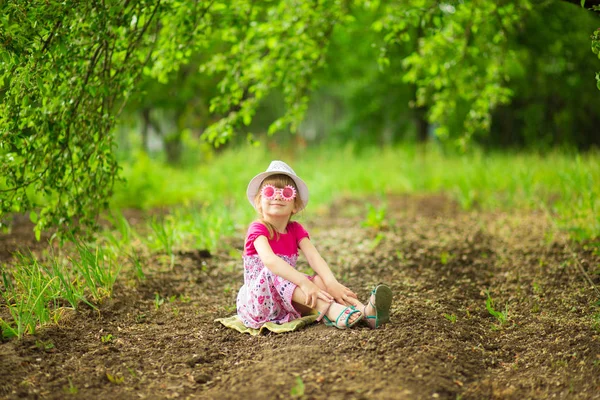 Fröhliches Mädchen Hellem Kleid Und Lustiger Sonnenbrille Spaziert Garten — Stockfoto