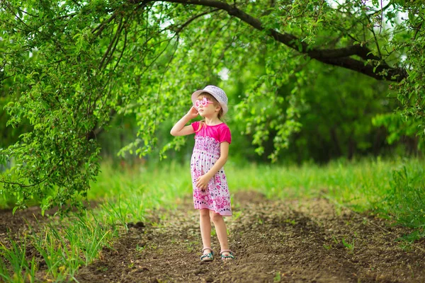 Menina Feliz Vestido Brilhante Óculos Sol Engraçados Caminhar Jardim — Fotografia de Stock