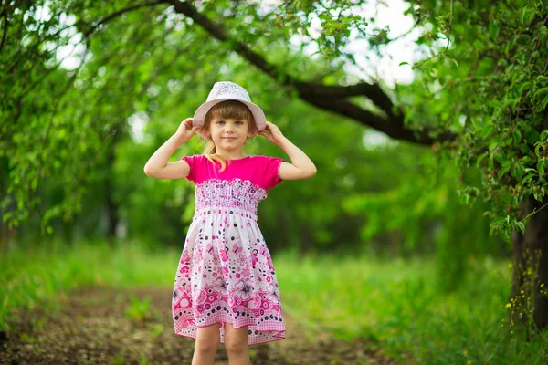 Menina Feliz Andar Vestido Brilhante Jardim Verão — Fotografia de Stock