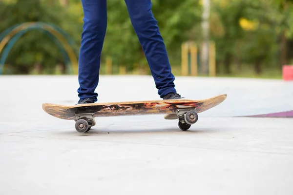 Skater Mädchen Auf Skatepark Bewegt Sich Auf Skateboard Freien Kopierraum — Stockfoto