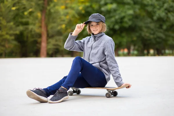 Chica Skater Skatepark Moviéndose Skateboard Aire Libre Copiar Espacio —  Fotos de Stock